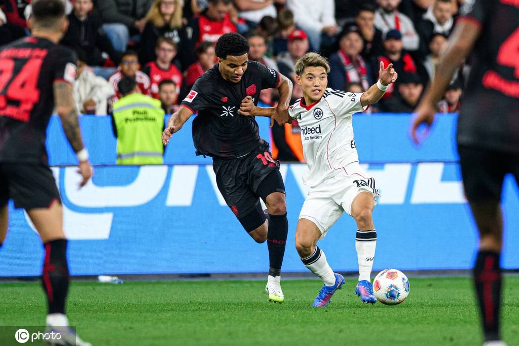 新帅带领9人药厂3-1取德甲首胜 滕哈格治下11打10被绝平